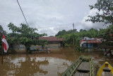 Kondisi banjir besar yang merendam pemukiman penduduk di wilayah Teluk Barak Kecamatan Putussibau Selatan dan sejumlah kecamatan lainnya di wilayah Kapuas Hulu Kalimantan Barat. Foto ANTARA/Teofilusianto Timotius