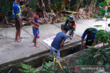 Babinsa bersama warga Marore  bersihkan lingkungan pulau perbatasan