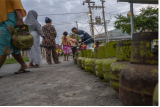Sejumlah warga meletakkan tabung elpiji tiga kilogram ke barisan antrean di Desa Langaleso, Sigi, Sulawesi Tengah, Senin (23/8/2021). Warga mengeluhkan distribusi elpiji bersubsidi ke wilayah itu terganggu setelah enam warga desa setempat meninggal dan 41 lainnya dinyatakan positif COVID-19 serta menjalani isolasi mandiri di rumah masing-masing. ANTARA FOTO/Basri Marzuki/aww.