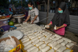 Sejumlah warga menyiapkan makanan untuk warga yang melakukan isolasi mandiri di dapur umum Desa Langaleso, Sigi, Sulawesi Tengah, Senin (23/8/2021). Warga desa setempat menginisiasi dapur umum secara swadaya untuk membantu memenuhi kebutuhan makan dan minum warga lainnya yang menjalani isolasi mandiri akibat terpapar COVID-19. ANTARA FOTO/Basri Marzuki/aww.
