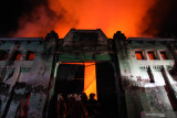 Petugas memadamkan api yang membakar gudang di Jalan Kelasi, Surabaya, Jawa Timur, Selasa (24/8/2021). Dinas Pemadam Kebakaran Kota Surabaya mengerahkan sekitar 20 kendaraan pemadam kebakaran untuk memadamkan api yang meludeskan gudang berisi serbuk-serbuk kayu itu. Antara Jatim/Didik Suhartono/zk