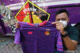 Media Officer Persik Kediri, Anwar Bahar Basalamah memperlihatkan jersey terbaru Persik Kediri di Kota Kediri, Jawa Timur, Selasa (24/8/2021). Persik Kediri menggandeng produsen kostum olahraga lokal dari Malang Jawa Timur bermerk Noij untuk digunakan pada kompetisi Liga 1 yang akan segera bergulir kembali. Antara Jatim/Prasetia Fauzani/zk