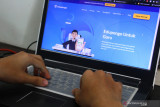 Seorang teknisi komputer memperlihatkan aplikasi komputer hasil pengembangan  perusahaan rintisan digital bidang pendidikan Edupongo.com di Malang, Jawa Timur, Selasa (24/8/2021). Perusahaan rintisan digital yang mengembangkan aplikasi manajemen sekolah dan pembelajaran jarak jauh melalui gawai tersebut berusaha mengatasi kendala pemasaran yang dihadapinya dengan bermitra bersama sejumlah pondok pesantren untuk menarik minat pengguna. Antara Jatim/Ari Bowo Sucipto/zk