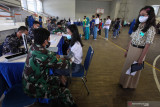  Petugas kesehatan memeriksa tekanan darah anak sebelum divaksin COVID-19 di GOR Basket Bumimoro, Surabaya, Jawa Timur, Selasa (24/8/2021). TNI Angkatan Laut melalui Pengurus Gabungan Jalasenastri Komando Pembinaan Doktrin Pendidikan dan Latihan Angkatan Laut (Kodiklatal) dalam rangka HUT Ke-75 Jalasenastri  menggelar vaksinasi COVID-19 dosis kedua bagi anak berumur 12 tahun sampai 17 tahun dengan menargetkan 600 penerima vaksin. Antara Jatim/Didik Suhartono/zk