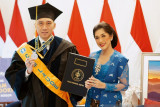 Ibas  wisuda doktor IPB dengan predikat cumlaude