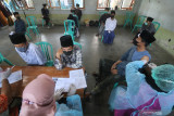 Petugas kesehatan menyuntikkan vaksin COVID-19 kepada santri Pondok Pesantren Lirboyo, Kota Kediri, Jawa Timur, Kamis (26/8/2021). Sebanyak 12 ribu santri Lirboyo berusia 12 tahun ke atas telah mendapatkan suntikan vaksin COVID-19 sedangkan sisanya sebanyak 21 ribu santri ditargetkan selesai divaksin pada bulan September mendatang. Antara Jatim/Prasetia Fauzani/zk