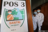  Dua orang santri berjalan keluar ruangan usai mendapatkan suntikan vaksin COVID-19 di Pondok Pesantren Lirboyo, Kota Kediri, Jawa Timur, Kamis (26/8/2021). Sebanyak 12 ribu santri Lirboyo berusia 12 tahun ke atas telah mendapatkan suntikan vaksin COVID-19 sedangkan sisanya sebanyak 21 ribu santri ditargetkan selesai divaksin pada bulan September mendatang. Antara Jatim/Prasetia Fauzani/zk