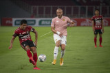 Pesepak bola Bali United Rizky Pellu (kiri) berebut bola dengan pesepak bola Persik Kediri Youssef Ezzejjari (tengah) dalam laga pembuka Liga 1 2021-2022 di Stadion Utama Gelora Bung Karno (SUGBK), Senayan, Jakarta, Jumat (27/8/2021). ANTARA FOTO/Aditya Pradana Putra/nym.