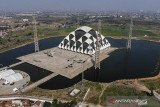 Foto udara proyek Masjid Al Jabbar di Gedebage, Bandung, Jawa Barat, Jumat (27/8/2021). Pemerintah Provinsi Jawa Barat kembali melanjutkan pembangunan Masjid Al Jabbar setelah sebelumnya dihentikan selama 1,5 tahun akibat pandemi COVID-19 dan ditargetkan akan diresmikan pada akhir 2022. ANTARA FOTO/Raisan Al Farisi/agr
