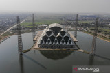 Foto udara proyek Masjid Al Jabbar di Gedebage, Bandung, Jawa Barat, Jumat (27/8/2021). Pemerintah Provinsi Jawa Barat kembali melanjutkan pembangunan Masjid Al Jabbar setelah sebelumnya dihentikan selama 1,5 tahun akibat pandemi COVID-19 dan ditargetkan akan diresmikan pada akhir 2022. ANTARA FOTO/Raisan Al Farisi/agr
