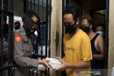 Polwan bagikan nasi bungkus dan masker untuk tahanan di Sukoharjo
