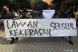 Sejumlah mahasiswa melakukan aksi unjuk rasa menuntut usut tuntas pelecehan seksual di kampus Institut Agama Islam Negeri (IAIN) Kediri, Jawa Timur, Jumat (27/8/2021). Aksi belasan mahasiswa tersebut dipicu kasus dugaan pelecehan seksual oleh oknum dosen yang juga ketua salah satu program studi (kaprodi) kepada seorang mahasiswi saat bimbingan skripsi. Antara Jatim/Prasetia Fauzani/zk