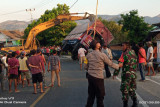 Hindari sapi, tronton bermuatan dedak terguling timpa kios dan rumah warga di Lape