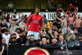 Suporter Manchester United antusias menyambut keputusan Cristiano Ronaldo bergabung dengan Setan Merah setelah pertandingan Liga Inggris Wolverhampton Wanderers vs Manchester United di Molineux Stadium, Wolverhampton, Inggris (29/8/2021). ANTARA FOTO/Action Images via Reuters/Carl Recine/aww. 