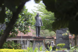  Warga berjalan di monumen pahlawan nasional Mayor Jenderal TNI (Purn) Prof DR Moestopo di tanah kelahirannya Desa Ngadiluwih, Kediri, Jawa Timur, Sabtu (28/8/2021). Kawasan monumen pahlawan nasional tersebut saat bulan kemerdekaan Republik Indonesia tidak menyelenggarakan kegiatan seperti tahun sebelumnya karena masih ditutup untuk umum akibat pandemi COVID-19. Antara Jaitm/Prasetia Fauzani/zk