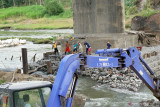 Pekerja beraktivitas memperbaiki pondasi jembatan yang berlubang tergerus air di Jembatan Ngujang, Tulungagung, Jawa Timur, Kamis (26/8/2021). Perbaikan darurat itu difokuskan pada dua kaki jembatan penghubung jalan nasional Tulungagung-Kediri yang melintasi Sungai Brantas karena pondasinya rusak berat tergerus air dampak penambangan pasir liar/ilegal. Antara Jatim/Destyan Sujarwoko/zk