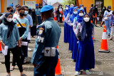 Warga mengantri dalam pelaksanaan kegiatan Serbuan Vaksinasi  COVID-19 di Stadion Menak Sopal, Trenggalek, Jawa Timur, Selasa (31/8/2021). Serbuan vaksinasi COVID-19 yang difasilitasi TNI AL  itu menargetkan 30 ribu peserta mulai dari usia 12 tahun yang tersebar Stadion Menak Sopal, tiga pondok pesantren dan 20 puskesmas se-Kabupaten Trenggalek.  Antara Jatim/Destyan Sujarwoko/zk