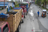 Antrean Truk Mengisi Solar di SPBU