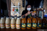 Produsen memproses jamu tradisonal di salah satu sentra produksi di Blitar, Jawa Timur, Rabu (1/9/2021). Produsen mengaku jika selama masa pandemi COVID-19, jumlah permintaan jamu tradisional yang dijual mulai Rp. 6ribu hingga Rp. 7ribu per botolnya dan dipasarkan ke sejumlah kota besar di pulau jawa seperti Jakarta, Bandung, Jogjakarta, dan Malang tersebut mengalami peningkatan dari yang sebelumnya sekitar 100 botol per minggu, menjadi sekitar 350 botol tiap minggunya, karena masyarakat percaya jika mengkonsumsi jamu tradisional dapat menjaga kesehatan serta meningkatkan imunitas tubuh. Antara Jatim/Irfan Anshori/zk