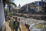 Sejumlah anak melintas di kawasan permukiman kumuh di Rancaekek, Kabupaten Bandung, Jawa Barat, Rabu (1/9/2021). Pemerintah Provinsi Jawa Barat menganggarkan Rp560 miliar untuk memperbaiki 31.500 rumah tidak layak huni (rutilahu) sepanjang 2021 di 27 daerah di Jawa Barat. ANTARA FOTO/Raisan Al Farisi/agr