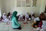 Ruang kelas ambrol, siswa SD di Kudus ikuti KBM di mushala