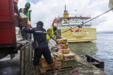 Sejumlah buruh pelabuhan mengangkut bahan pangan ke kapal perintis di Pelabuhan Yos Sudarso, Kota Ambon, Maluku, Kamis (2/9/2021). (ANTARA FOTO/FB Anggoro)