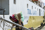 Sejumlah buruh pelabuhan mengangkut bahan pangan ke kapal perintis di Pelabuhan Yos Sudarso, Kota Ambon, Maluku, Kamis (2/9/2021). (ANTARA FOTO/FB Anggoro)