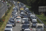 Mobil ambulans terjebak kemacetan menuju gerbang keluar Tol Pasteur di Bandung, Jawa Barat, Jumat (3/9/2021). Kemacetan tersebut terjadi imbas dari pemberlakuan sistem ganjil genap di lima gerbang keluar tol yang menuju ke Kota Bandung. ANTARA FOTO/Raisan Al Farisi/agr