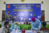 Tenaga kesehatan TNI menyuntikkan vaksin COVID-19 kepada warga saat serbuan vaksinasi COVID-19 bersama TNI Angkatan Laut di Pondok Pesantren Suryalaya, Kabupaten Tasikmalaya, Jawa Barat, Jumat (3/9/2021). Data Satgas COVID-19 Jawa Barat menyebutkan penyuntikan vaksinasi di Jawa Barat sudah mencapai 420 ribu dosis per hari dengan total target pada Desember 2021 mendatang sebanyak 37 juta jiwa. ANTARA FOTO/Adeng Bustomi/agr