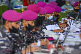 Sejumlah prajurit melakukan pendataan saat pelaksanaan serbuan vaksinasi COVID-19 bersama TNI Angkatan Laut di Pondok Pesantren Suryalaya, Kabupaten Tasikmalaya, Jawa Barat, Jumat (3/9/2021). Data Satgas COVID-19 Jawa Barat menyebutkan penyuntikan vaksinasi di Jawa Barat sudah mencapai 420 ribu dosis per hari dengan total target pada Desember 2021 mendatang sebanyak 37 juta jiwa. ANTARA FOTO/Adeng Bustomi/agr