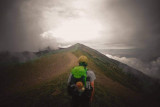 Seorang pendaki asal Kota Padang jatuh di lokasi cadas Marapi