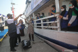 Rektor Universitas Airlangga (Unair) Mohammad Nasih (kiri) memegang tali saat pelepasan Rumah Sakit Terapung Ksatria Airlangga (RSTKA) dalam misi Madura Sadar COVID-19 (MARCO-19) di Pelabuhan Tanjung Perak, Surabaya, Jawa Timur, Sabtu (4/9/2021). Pelayaran yang berlangsung hingga 4 Oktober 2021 tersebut dalam rangka misi kemanusiaan, edukasi, vaksinasi COVID-19 serta pelayanan kesehatan di 15 pulau di sekitar pulau Madura. Antara Jatim/Moch Asim/zk
