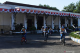 Sejumlah pengunjung mengayuh sepeda di halaman gedung Badan Koordinasi Wilayah (Bakorwil) 1 Madiun, Jawa Timur, Sabtu (4/9/2021). Pada hari Sabtu, Minggu dan hari libur kawasan gedung yang dibangun pada masa Pemerintahan Belanda pada tahun 1831 tersebut sering dikunjungi warga baik yang berasal dari Madiun maupun luar daerah. Antara Jatim/Siswowidodo/zk