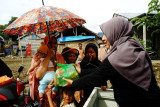 Seorang relawan menyalurkan bantuan kepada warga korban banjir di Desa Sondoang, Kecamatan Kalukku, Mamuju, Sulawesi Barat, Sabtu (4/9/2021). Usai dilanda bencana banjir pada Jumat (3/9), warga terdampak mulai mendapatkan bantuan seperti pakaian, makanan dan minuman dari pemerintah maupun sejumlah lembaga kemanusiaan. ANTARA FOTO/Akbar Tado/wsj.

