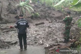 Lumpur tebal dan batuan persulit pencarian korban banjir Ngada