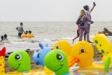 Pengunjung berswafoto di destinasi wisata Pantai Sedari, Cibuaya, Karawang, Jawa Barat, Minggu (5/9/2021). Kemenparekraf terus berupaya mewujudkan pariwisata dan ekonomi kreatif yang berkualitas serta berkelanjutan melalui tiga pilar pemulihan yaitu inovasi, adaptasi dan kolaborasi untuk mempercepat pemulihan ekonomi nasional khususnya sektor pariwisata. ANTARA FOTO/M Ibnu Chazar/agr