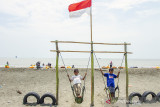 Dua orang anak bermain ayunan di destinasi wisata Pantai Sedari, Cibuaya, Karawang, Jawa Barat, Minggu (5/9/2021). Kemenparekraf terus berupaya mewujudkan pariwisata dan ekonomi kreatif yang berkualitas serta berkelanjutan melalui tiga pilar pemulihan yaitu inovasi, adaptasi dan kolaborasi untuk mempercepat pemulihan ekonomi nasional khususnya sektor pariwisata. ANTARA FOTO/M Ibnu Chazar/agr