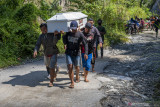 Jalan tertutup material longsor, warga usung jenazah hingga 25 kilometer