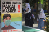 Sejumlah siswa mengenakan masker saat berada di lingkungan sekolah di SMA Negeri 1 Boyolali, Jawa Tengah, Senin (6/9/2021). Pembelajaran tatap muka terbatas bagi siswa sekolah menengah atas tersebut dilakukan dengan adaptasi kebiasaan baru protokol kesehatan COVID-19 serta membatasi kapasitas jumlah siswa 50 persen dengan jadwal masuk sekolah secara bergantian. ANTARA FOTO/Aloysius Jarot Nugroho/hp.