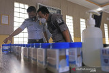 Sejumlah petugas Lembaga Pemasyarakatan (Lapas) memeriksa sampel urine di Lapas Kelas II B, Indramayu, Jawa Barat, Selasa (7/9/2021). Sebanyak 100 petugas Lapas menjalani tes urine dalam upaya mencegah peredaran dan penyalahgunaan narkoba di tempat itu. ANTARA FOTO/Dedhez Anggara/agr