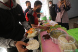 Pengunjung mengambil makanan di Warung Relawan Aksi Cepat Tanggap (ACT) di Kediri, Jawa Timur, Selasa (7/9/2021). Warung makan yang melayani tiga kali dalam sepekan tersebut terbuka untuk umum dengan membayar seikhlasnya sebagai sarana berbagi kepada masyarakat saat pandemi COVID-19. Antara Jatim/Prasetia Fauzani/zk