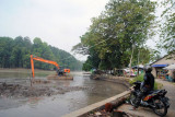 Petugas mengoperasikan alat berat untuk mengeruk endapan lumpur di Situ Gede, Kota Bogor, Jawa Barat, Senin (6/9/2021). Pemerintah Provinsi Jawa Barat melakukan revitalisasi kawasan Situ Gede, Bogor menjadi destinasi wisata, konservasi dan pemberdayaan ekonomi masyarakat sekitar dengan anggaran sebesar Rp5,016 miliar dan ditargetkan selesai pada Desember 2021. ANTARA FOTO/Arif Firmansyah/foc.