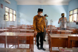Bupati Tulungagung Maryoto Birowo (tengah) bersama Ketua DPRD Tulungagung Marsono (kiri) dan Kapolres Tulungagung AKBP Handono Subiakto (kanan) melakukan sidak kesiapan sekolah menggelar pembelajaran tatap muka terbatas (PTMT) di SMPN 1 Tulungagung, Tulungagung, Jawa Timur, Rabu (8/9/2021). Inspeksi itu dilakukan guna memastikan kesiapan sekolah-sekolah, baik tingkat SD, SMP maupun SMA dalam menggelar pembelajaran tatap muka dengan menerapkan protokol kesehatan. Antara Jatim/Destyan Sujarwoko/zk