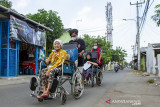 Relawan Karawang Tanggap Peduli menjemput lansia yang mengalami kondisi disabilitas untuk mengikuti vaksinasi COVID-19 di Kampung Duren, Klari, Karawang, Jawa Barat, Rabu (8/9/2021). Pemerintah Provinsi Jawa Barat mencatat per 22 Agustus 2021 sebanyak 6.000 penyandang disabilitas sudah mendapatkan vaksin COVID-19 dan menargetkan sasaran vaksinasi COVID-19 untuk penyandang disabilitas mencapai 121.648 orang. ANTARA FOTO/M Ibnu Chazar/agr