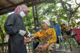 Tenaga medis memeriksa kesehatan lansia yang mengalami kondisi disabilitas sebelum mendapat suntikan vaksin COVID-19 di Kampung Duren, Klari, Karawang, Jawa Barat, Rabu (8/9/2021). Pemerintah Provinsi Jawa Barat mencatat per 22 Agustus 2021 sebanyak 6.000 penyandang disabilitas sudah mendapatkan vaksin COVID-19 dan menargetkan sasaran vaksinasi COVID-19 untuk penyandang disabilitas mencapai 121.648 orang. ANTARA FOTO/M Ibnu Chazar/agr