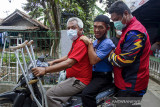 Relawan Karawang Tanggap Peduli mengantar pulang penyandang disabilitas usai menerima suntikan vaksin COVID-19 di Kampung Duren, Klari, Karawang, Jawa Barat, Rabu (8/9/2021). Pemerintah Provinsi Jawa Barat mencatat per 22 Agustus 2021 sebanyak 6.000 penyandang disabilitas sudah mendapatkan vaksin COVID-19 dan menargetkan sasaran vaksinasi COVID-19 untuk penyandang disabilitas mencapai 121.648 orang. ANTARA FOTO/M Ibnu Chazar/agr