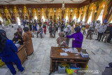 Petugas menyuntikkan vaksin COVID-19 kepada ibu hamil di Mahligai Pancasila, Banjarmasin, Kalimantan Selatan, Rabu (8/9/2021). Pemerintah Provinsi Kalimantan Selatan melaksanakan pencanangan percepatan vaksinasi COVID-19 bagi ibu hamil berdasarkan surat edaran Kemenkes, jenis vaksin yang digunakan untuk ibu hamil antara lain Pfizer, Moderna dan Sinovac dengan menargetkan sebanyak 500 ibu hamil untuk mengikuti vaksinasi. Foto Antaranews Kalsel/Bayu Pratama S.