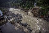 Kondisi jembatan perbatasan Kecamatan Sukajaya dan Kecamatan Nanggung yang terputus di Desa Urug, Sukajaya, Kabupaten Bogor, Jawa Barat, Selasa (7/9/2021). Ambruknya jembatan yang disebabkan banjir bandang aliran Sungai Cidurian itu mengakibatkan akses jalan warga antar Kecamatan terputus. ANTARA FOTO/Yulius Satria Wijaya/rwa.