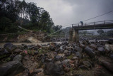 Kondisi jembatan perbatasan Kecamatan Sukajaya dan Kecamatan Nanggung yang terputus di Desa Urug, Sukajaya, Kabupaten Bogor, Jawa Barat, Selasa (7/9/2021). Ambruknya jembatan yang disebabkan banjir bandang aliran Sungai Cidurian itu mengakibatkan akses jalan warga antar Kecamatan terputus. ANTARA FOTO/Yulius Satria Wijaya/rwa.