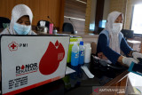 PMI Tangerang menggelar donor darah, kegiatan ini untuk memastikan stok darah di wilayah Tangerang mencukupi di tengah pandemi COVID-19.  (Antara/HO/PMI/IFRC).